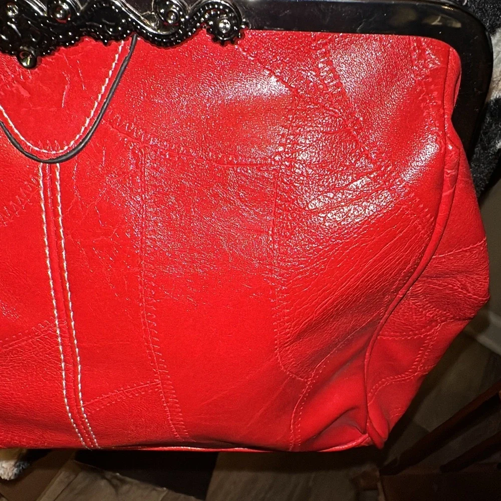 Retro style vegan leather purse with sexy kiss-lock closure. - Picture 6 of 12